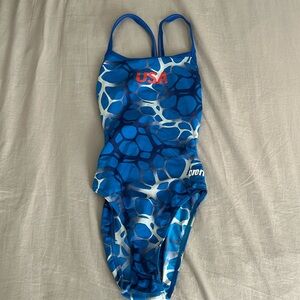 Arena 28L USA training suit
